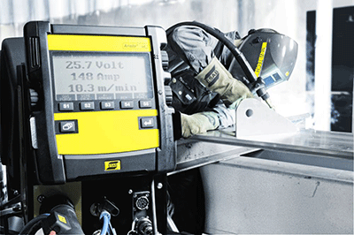 Цифровой контроллер ESAB Aristo U8 крупным планом